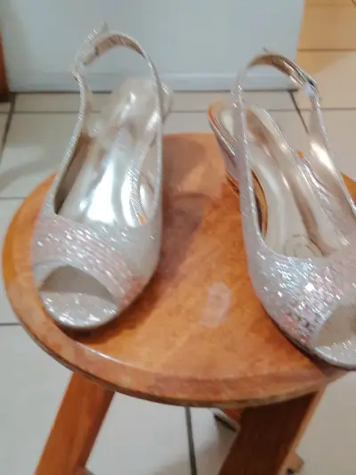Sandalias de fiesta plateadas con brillo - miniatura 1