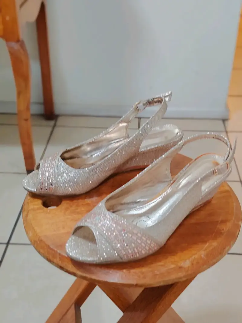 Sandalias de fiesta plateadas con brillo - 2