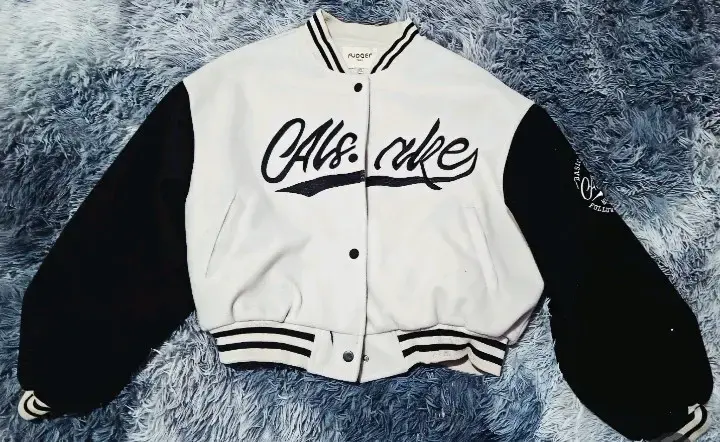 Chaqueta estilo varsity blanca y negra