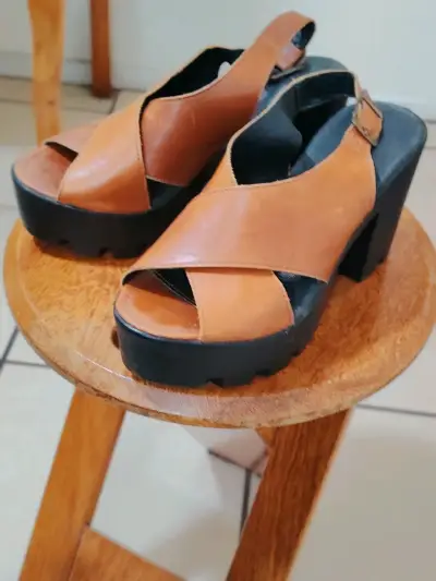 Sandalias de plataforma color marrón - miniatura 1