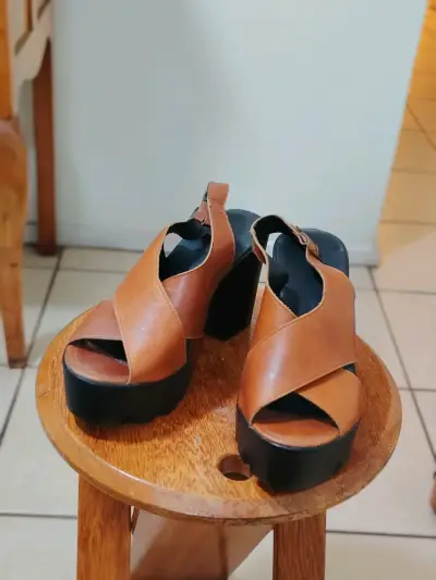 Sandalias de plataforma color marrón - miniatura 2