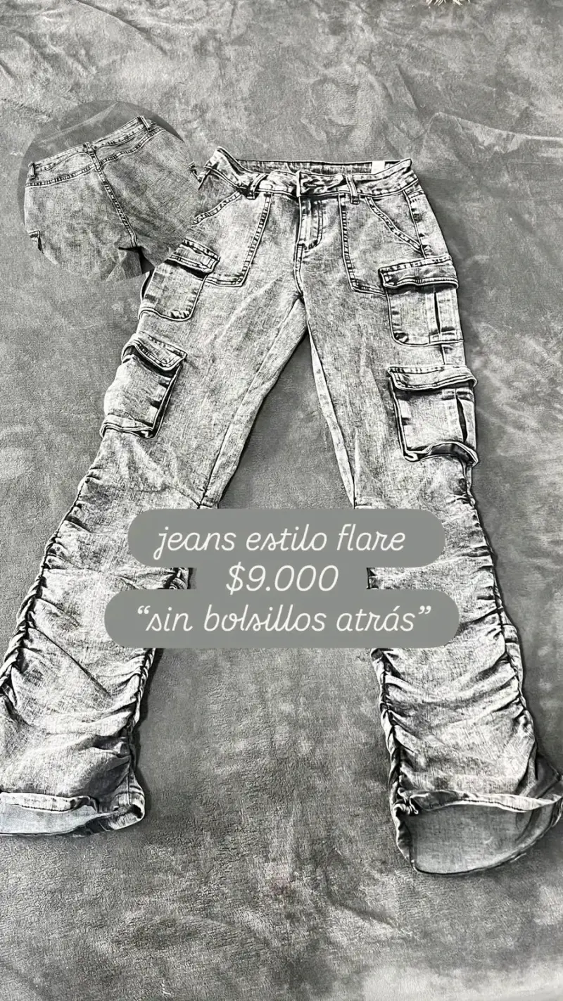Jeans estilo flare sin bolsillos traseros