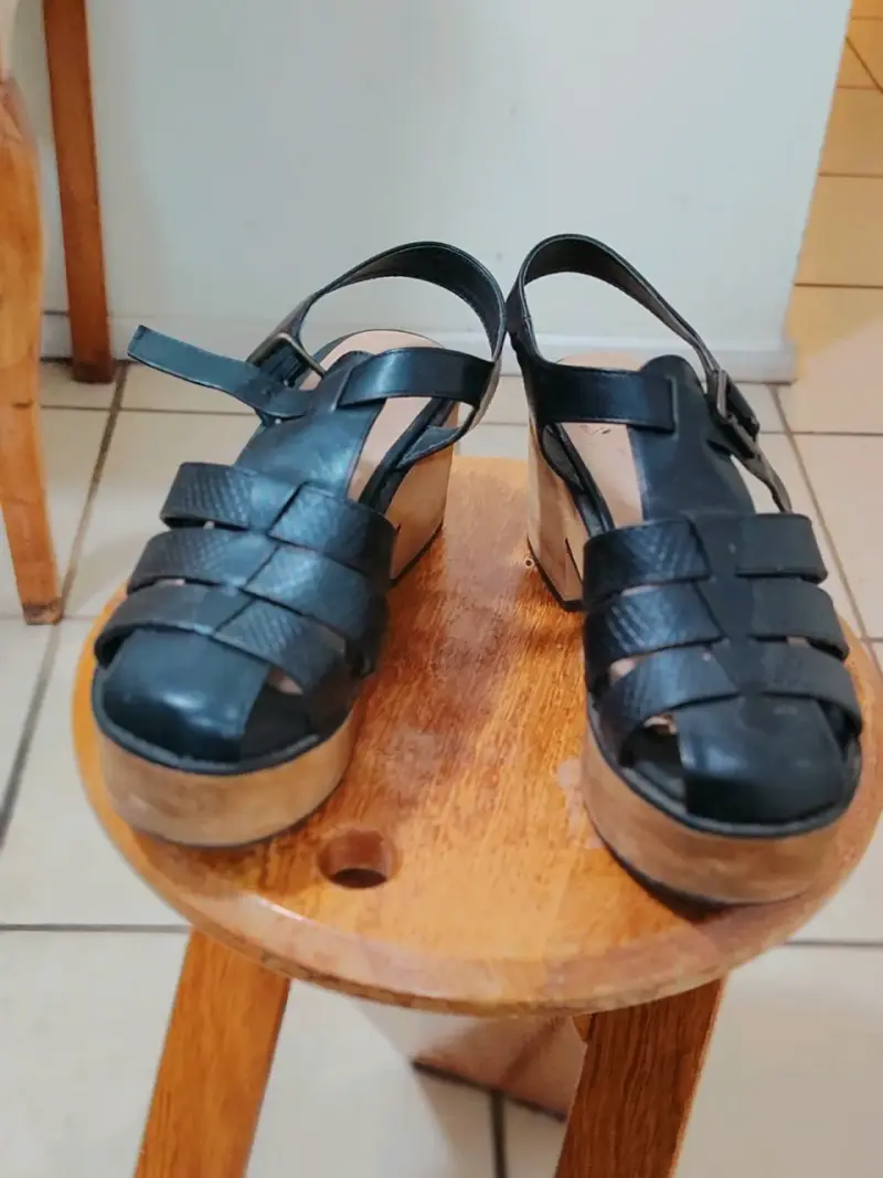 Sandalias de Cuero Negras con Plataforma - 1