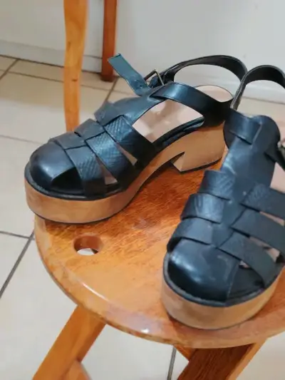 Sandalias de Cuero Negras con Plataforma - miniatura 2