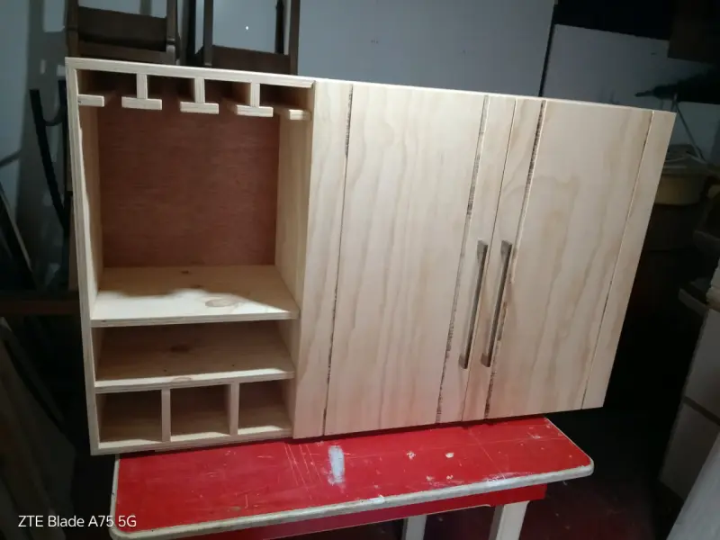 Mueble de cocina de madera con estantes - 1