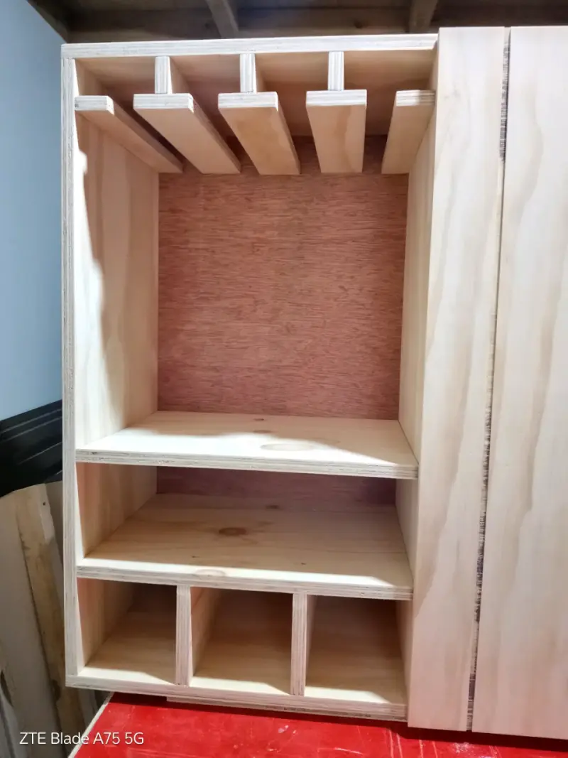 Mueble de cocina de madera con estantes - 2
