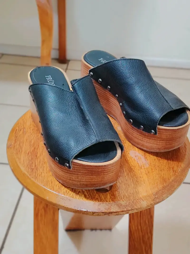 Zuecos de cuero negro con plataforma - 1