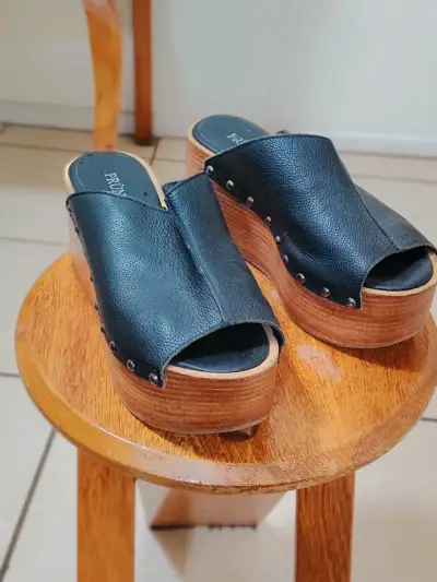 Zuecos de cuero negro con plataforma - miniatura 1