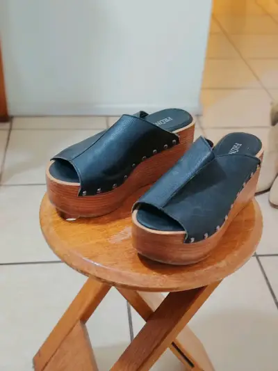 Zuecos de cuero negro con plataforma - miniatura 2