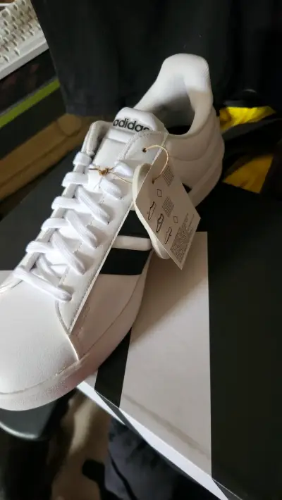 Zapatillas blancas Adidas con rayas negras - miniatura 1