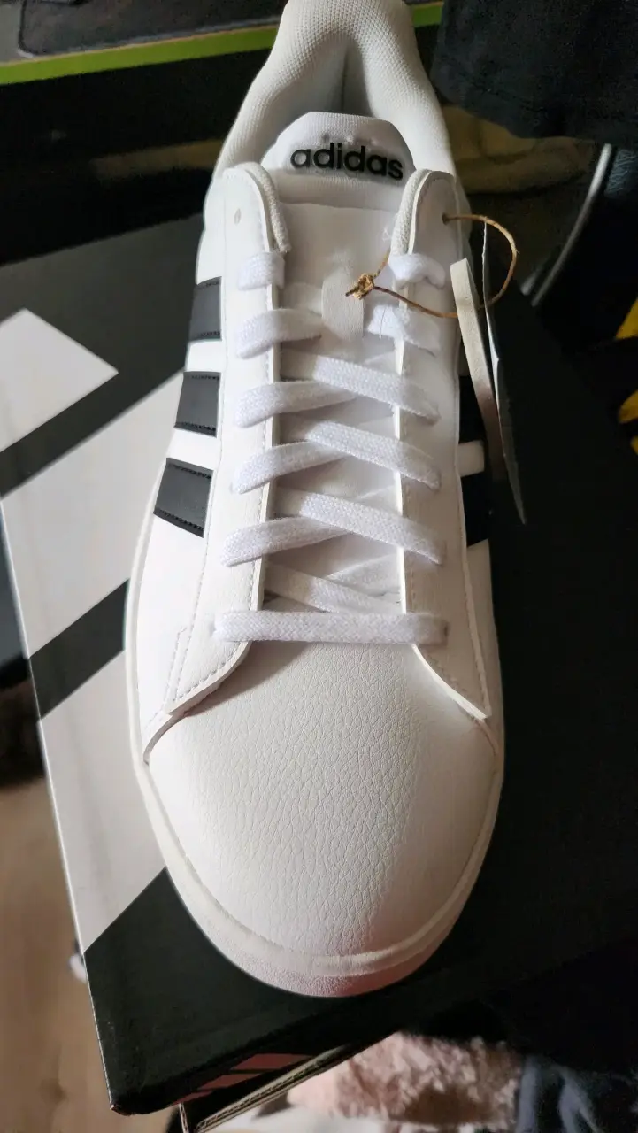 Zapatillas blancas Adidas con rayas negras - 2