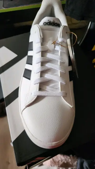 Zapatillas blancas Adidas con rayas negras - miniatura 2