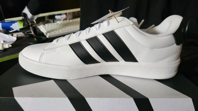 Zapatillas blancas Adidas con rayas negras - 3