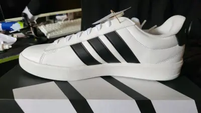 Zapatillas blancas Adidas con rayas negras - miniatura 3