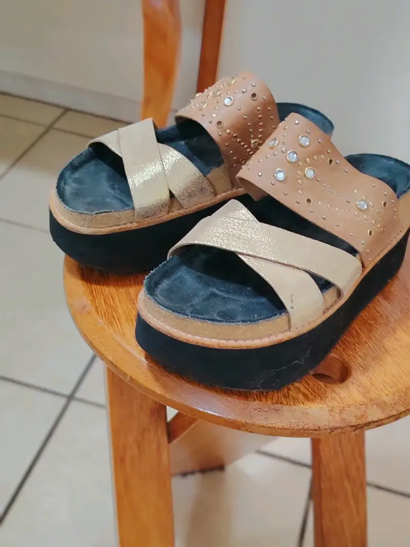 Sandalias plataforma con tachuelas doradas