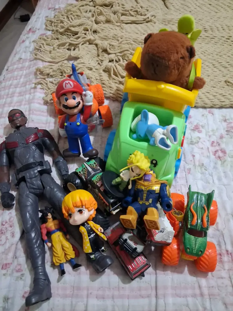 Lote de juguetes variados con figuras y autos