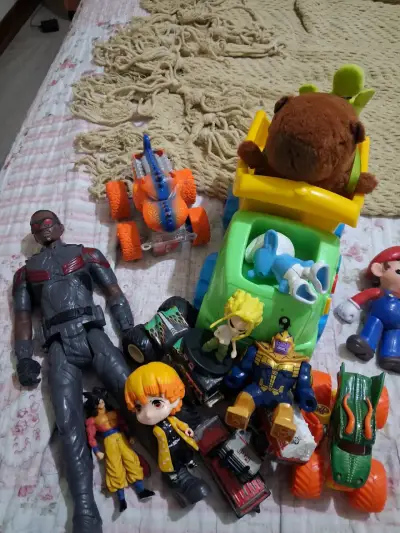 Lote de juguetes variados con figuras y autos - miniatura 2