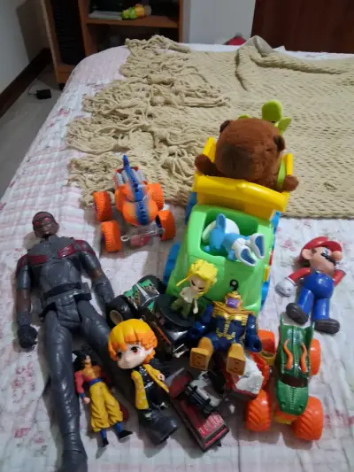 Lote de juguetes variados con figuras y autos - miniatura 3
