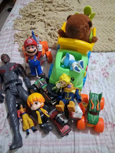 Lote de juguetes variados con figuras y autos - miniatura 4