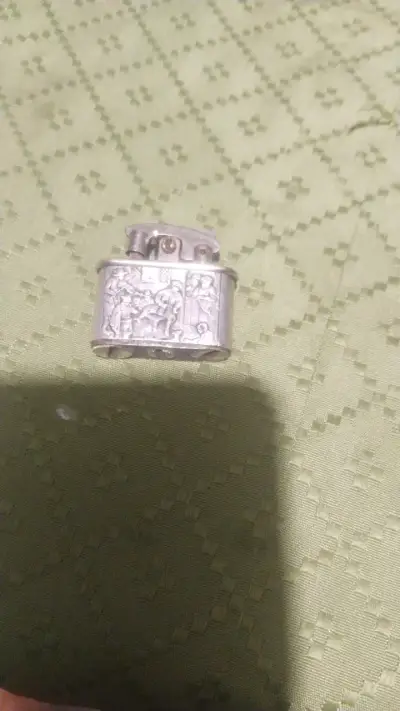 Encendedor vintage con grabados decorativos - miniatura 2