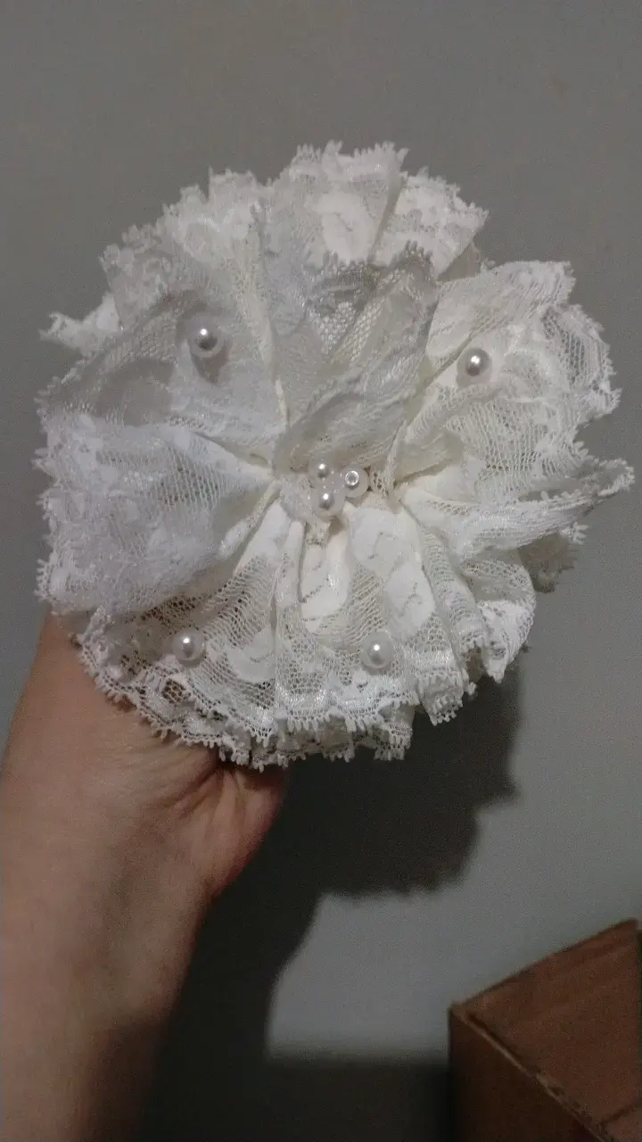 Broche de encaje blanco con perlas - 1