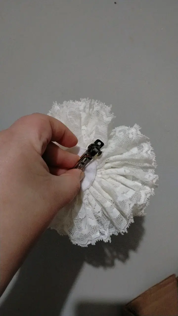 Broche de encaje blanco con perlas - 3