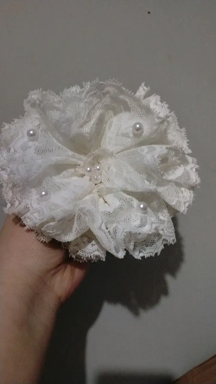 Broche de encaje blanco con perlas - 4