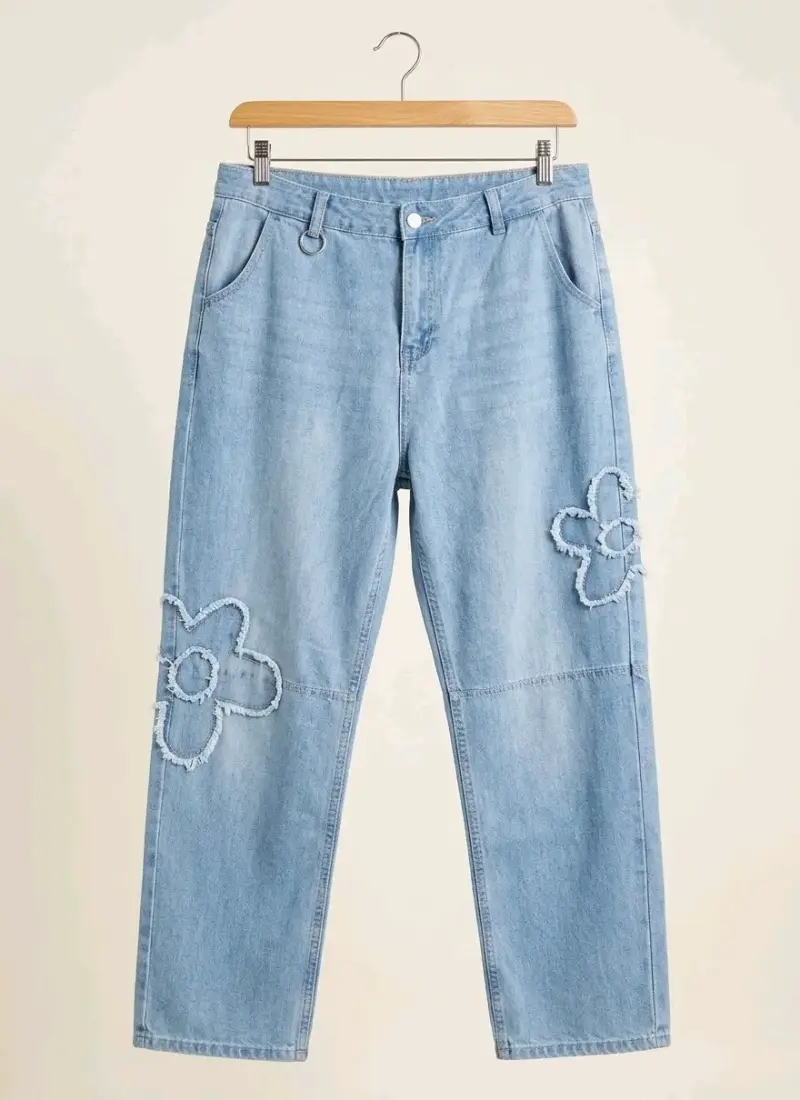 Jeans de mezclilla con diseño floral bordado