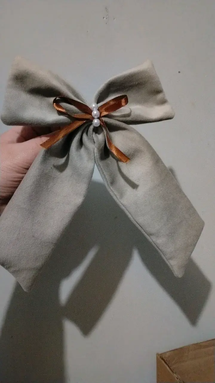 Lazo beige con cinta y perlas - 1