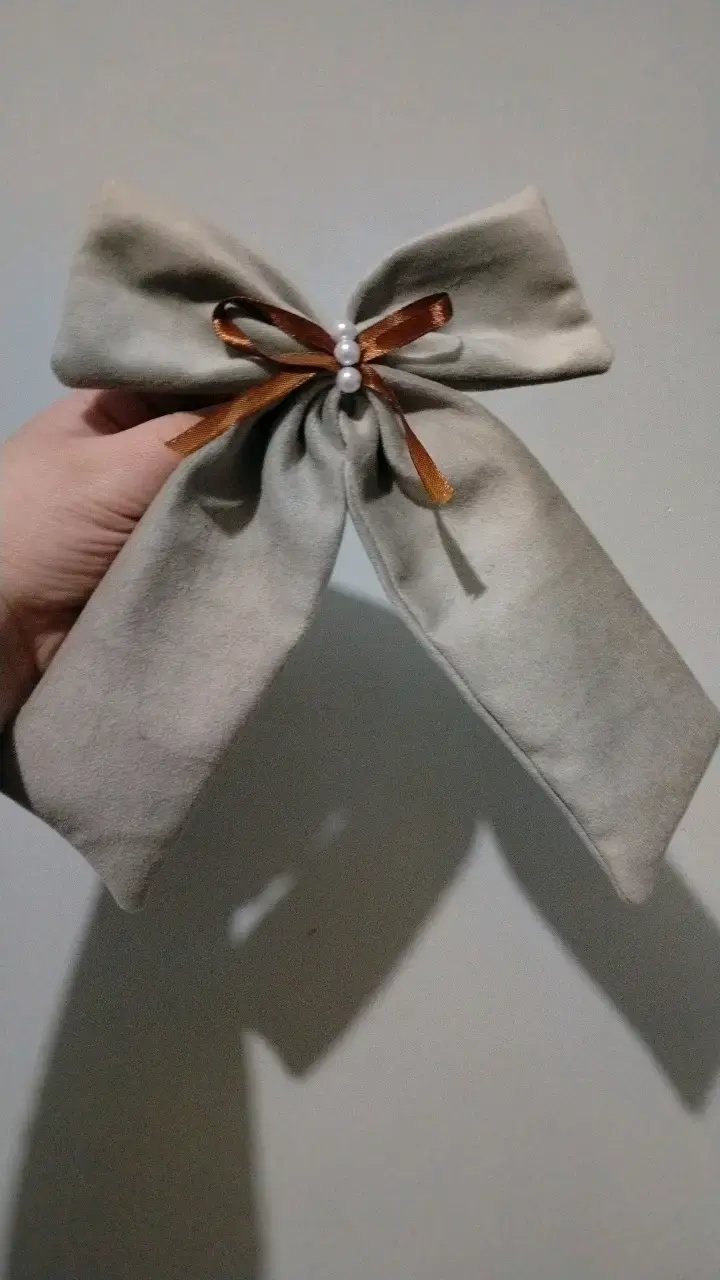 Lazo beige con cinta y perlas - 2