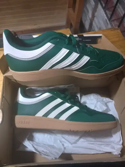 Zapatillas deportivas Adidas verdes y blancas - miniatura 1
