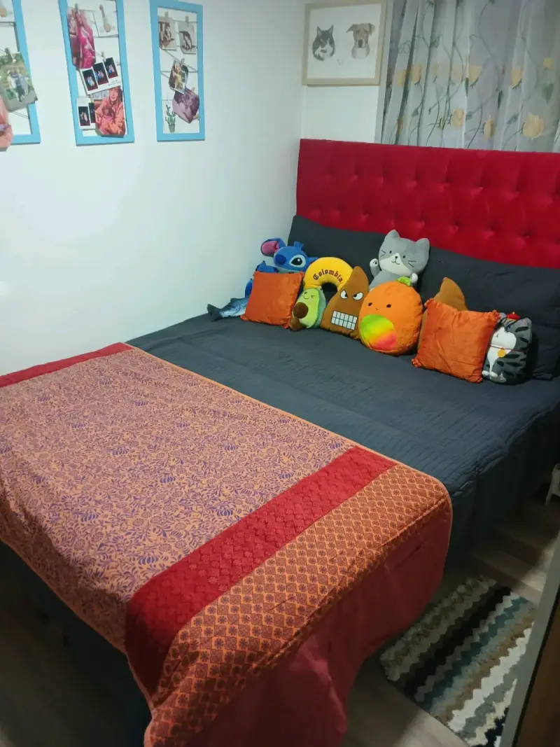 Cama de dos plazas con cabecera roja - 1