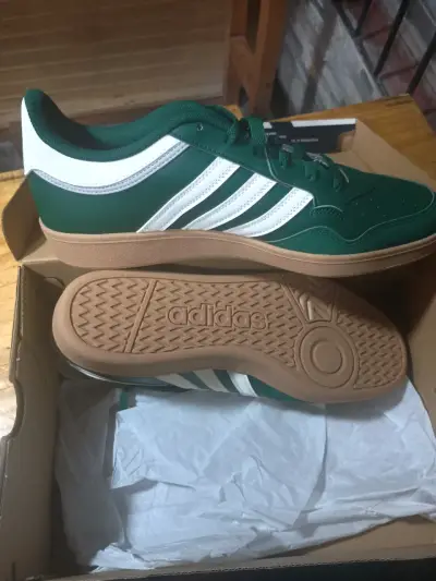 Zapatillas deportivas Adidas verdes y blancas - miniatura 3