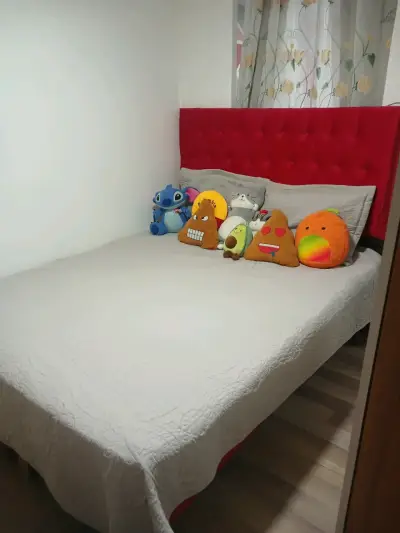 Cama de dos plazas con cabecera roja - miniatura 2