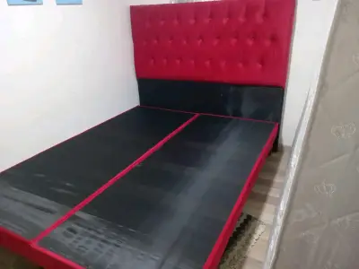 Cama de dos plazas con cabecera roja - miniatura 3