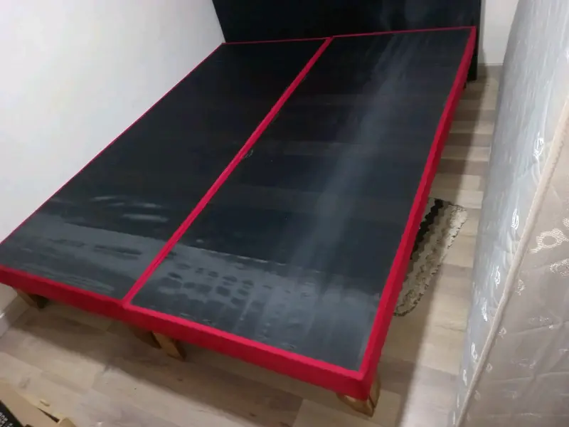 Cama de dos plazas con cabecera roja - 4