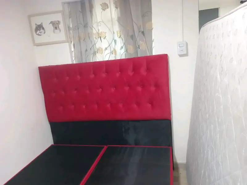 Cama de dos plazas con cabecera roja - 5
