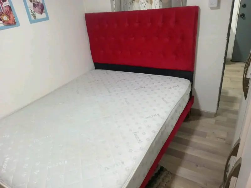 Cama de dos plazas con cabecera roja - 6