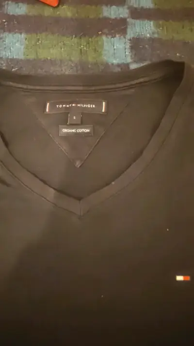 Polera negra Tommy Hilfiger de algodón orgánico - miniatura 2