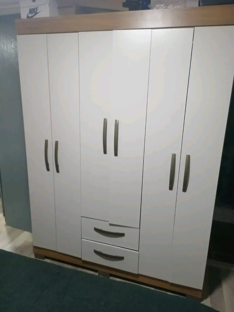 Closet de Madera Blanco con Puertas y Cajones - 1