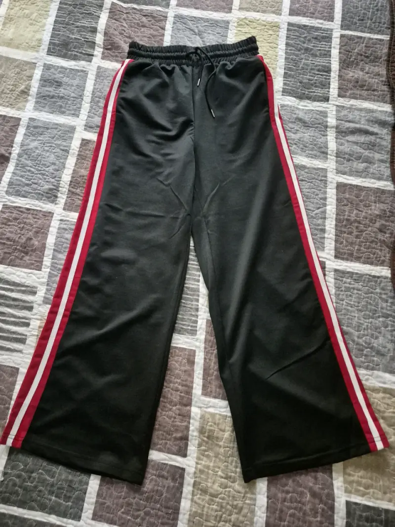 Pantalones deportivos negros con franjas rojas - 1