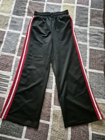 Pantalones deportivos negros con franjas rojas - miniatura 1