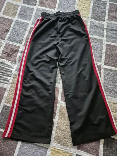 Pantalones deportivos negros con franjas rojas - miniatura 2