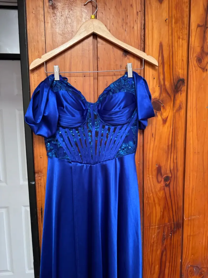 Vestido de noche azul con encaje y corset - 1