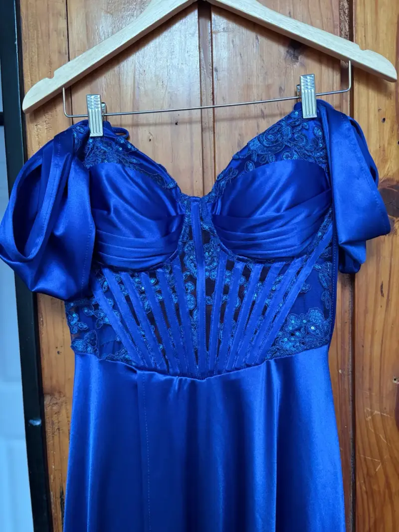 Vestido de noche azul con encaje y corset - 3