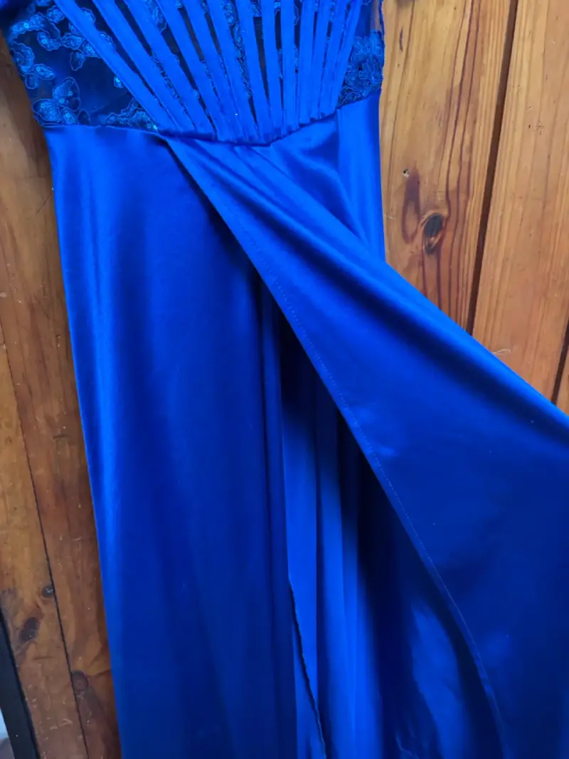 Vestido de noche azul con encaje y corset - 5