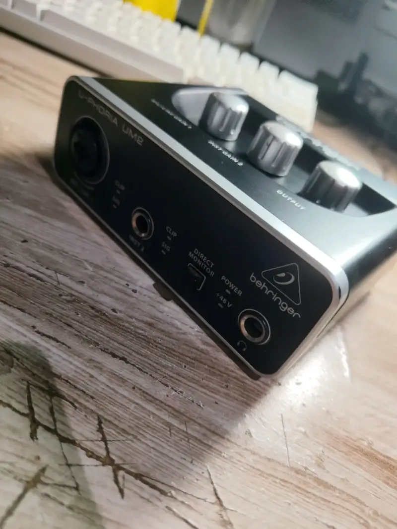 Interfaz de Audio Behringer U-Phoria UM2 - 1