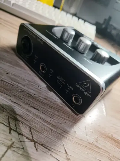 Interfaz de Audio Behringer U-Phoria UM2 - miniatura 1