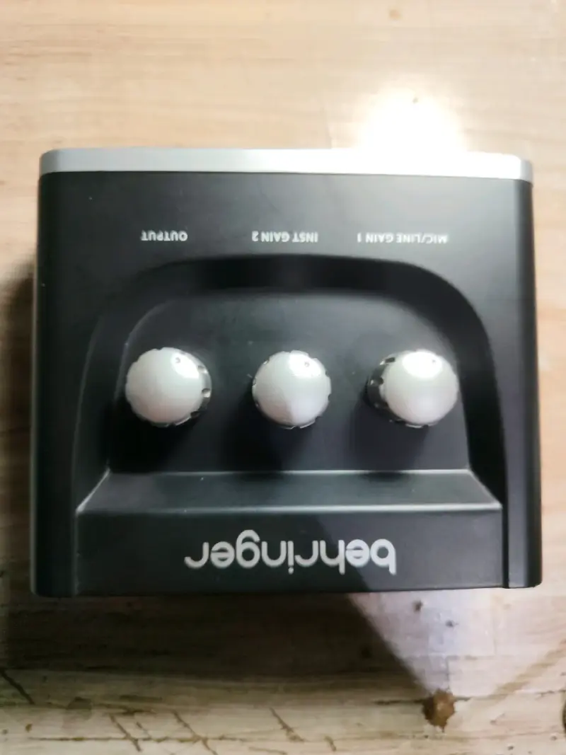 Interfaz de Audio Behringer U-Phoria UM2 - 3
