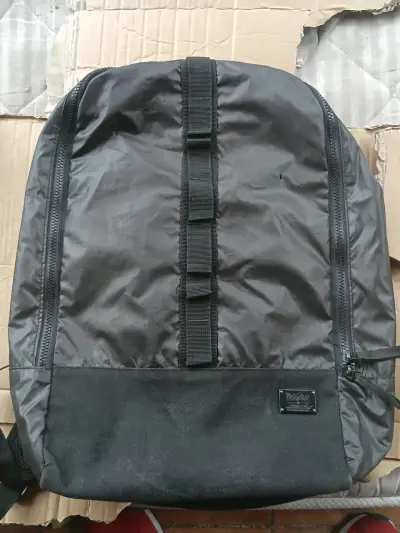 Mochila negra estilo urbano de calidad - miniatura 2